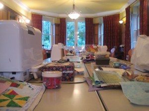 Rare moment of empty sewing room ... lots of the ladies were using the possibility to use the room all day long and carried on sewing even without the tutor.