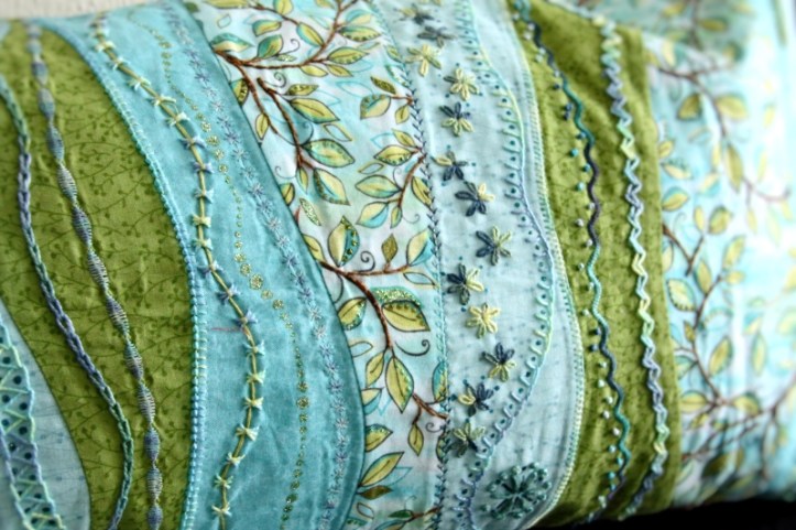 Embroidered curves cushion oliven